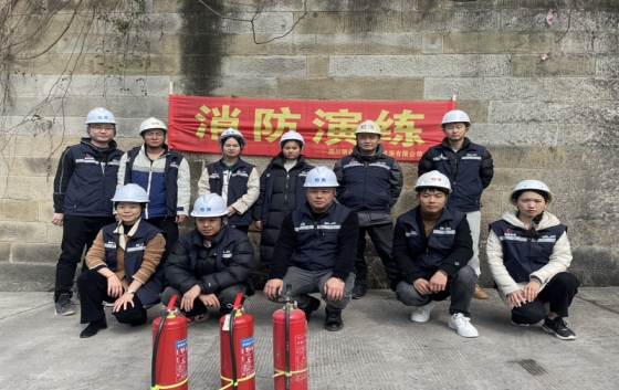 　　為進一步提高公司員工消防安全意識及火災應急處置能力，加強和規范本公司消防管理，預防和減少火災危害。3月18日，公司組織開展消防安全知識培訓演練。　　通過采取消防安全知識講解、火災視頻播放、最新火災案例講解分析、消防器材操作培訓、現場提問等多種方式傳授消防知識，讓所有參會員工學到了更多有關火災的預防知識以及火情發生后的自救、逃生知識。本次學習使大家對消防安全管理工作責任的重要性和消防培訓工作的重